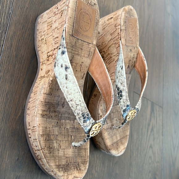 Tory Burch sandals! Perfect for summer! - Picture 2 of 3